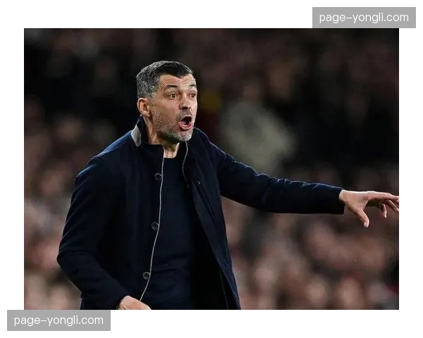 镜头聚焦：巴萨教练席，助理教练通过平板电脑向场上球员传达最新战术指令